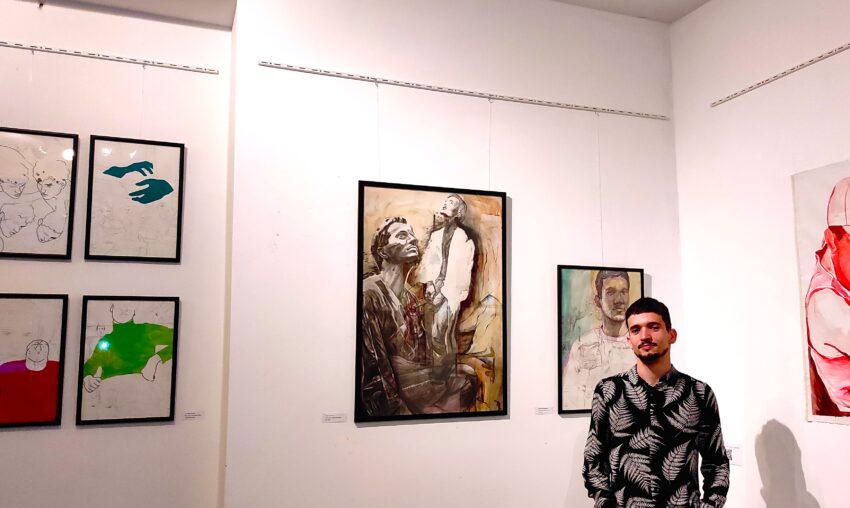 FABULOSUL destin al unui copil abandonat la naștere. A devenit un artist vizual cu expoziții internaționale de prestigiu, a fost premiat de NASA