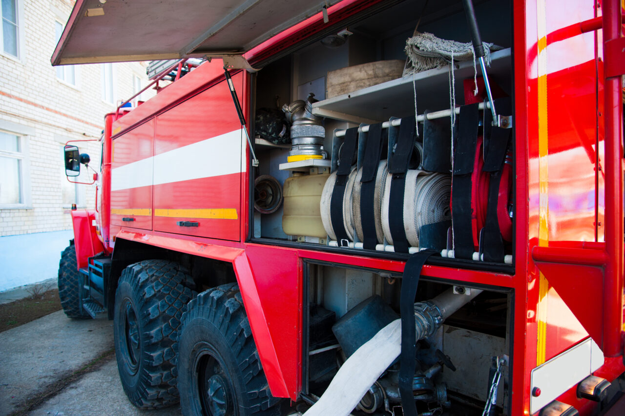 Cinci pompieri răniți în Argeș, după ce autospeciala cu care se deplasau spre o intervenție s-a răsturnat