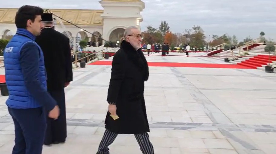 Cum a apărut Gigi Becali la sfințirea Catedralei Neamului, duminică dis-de-dimineață