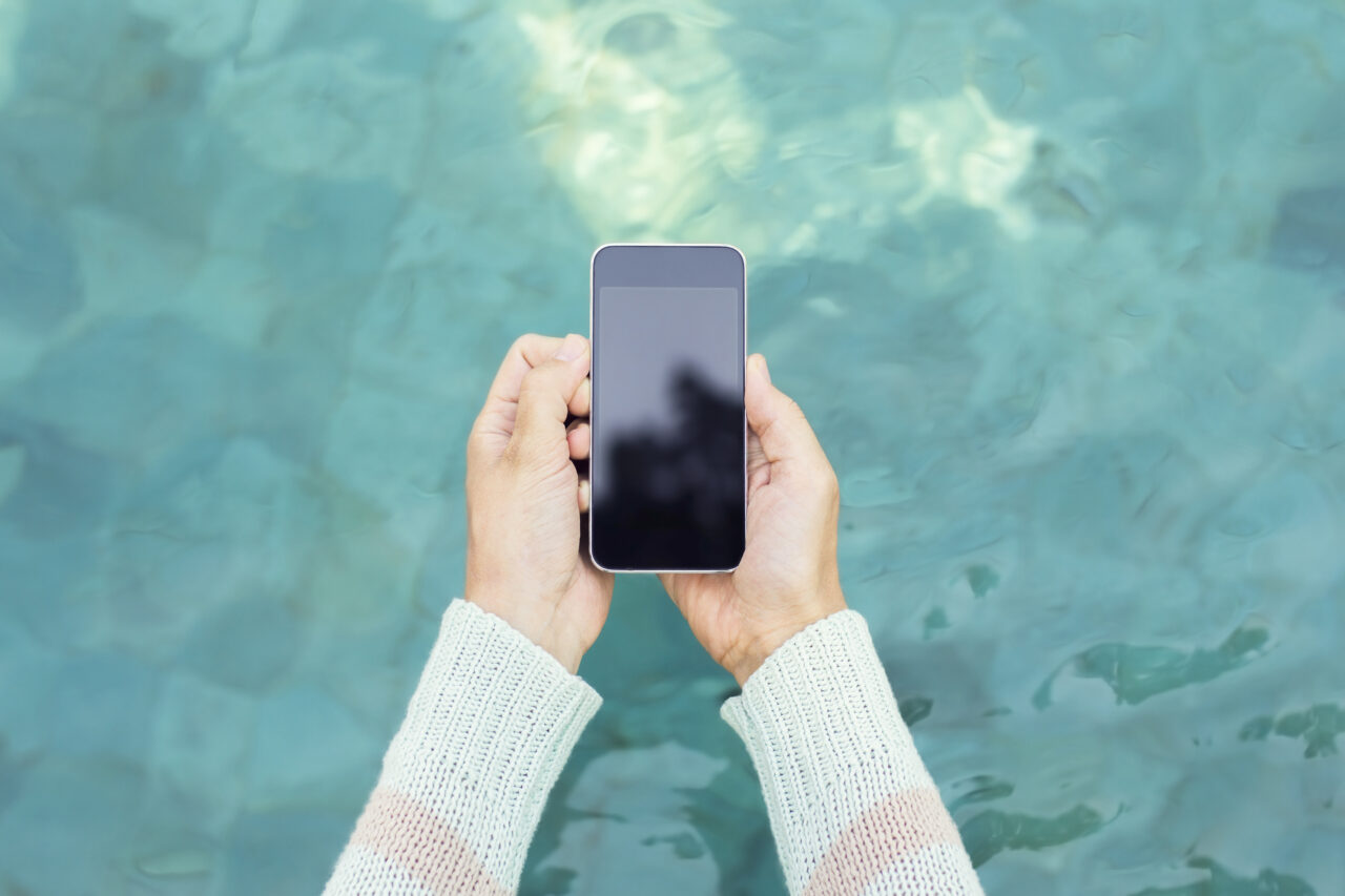 Ce trebuie să faci dacă ți-a scăpat telefonul în apă. Nu, nu trebuie să îl introduci în orez