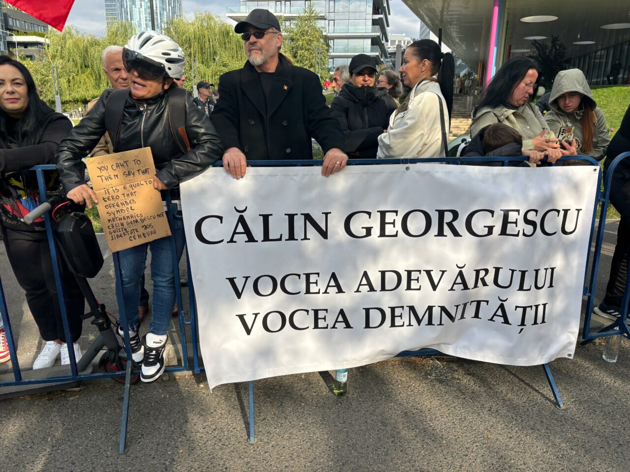 Călin Georgescu, la control judiciar. A fost așteptat de zeci de oameni