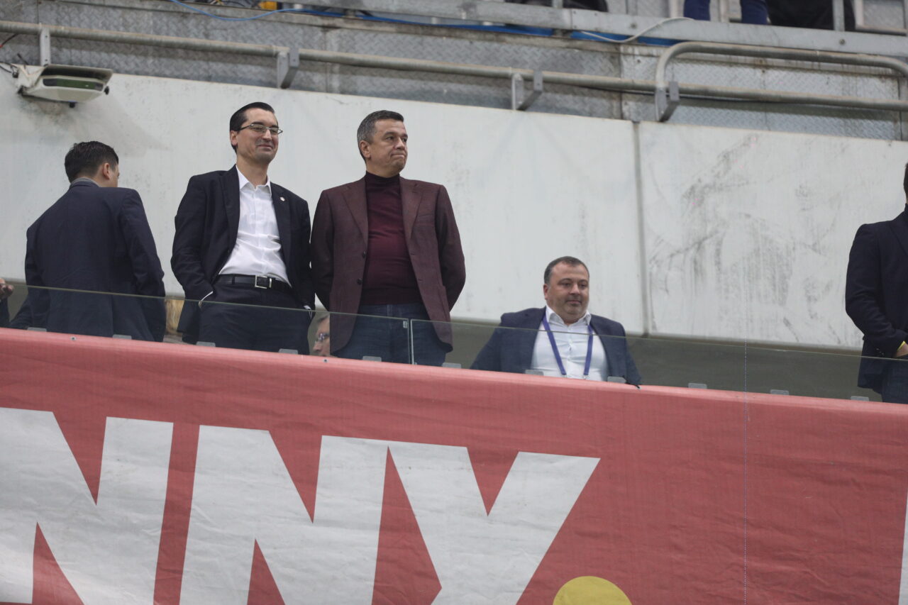 Sorin Grindeanu, fotografiat la meciul România – Republica Moldova