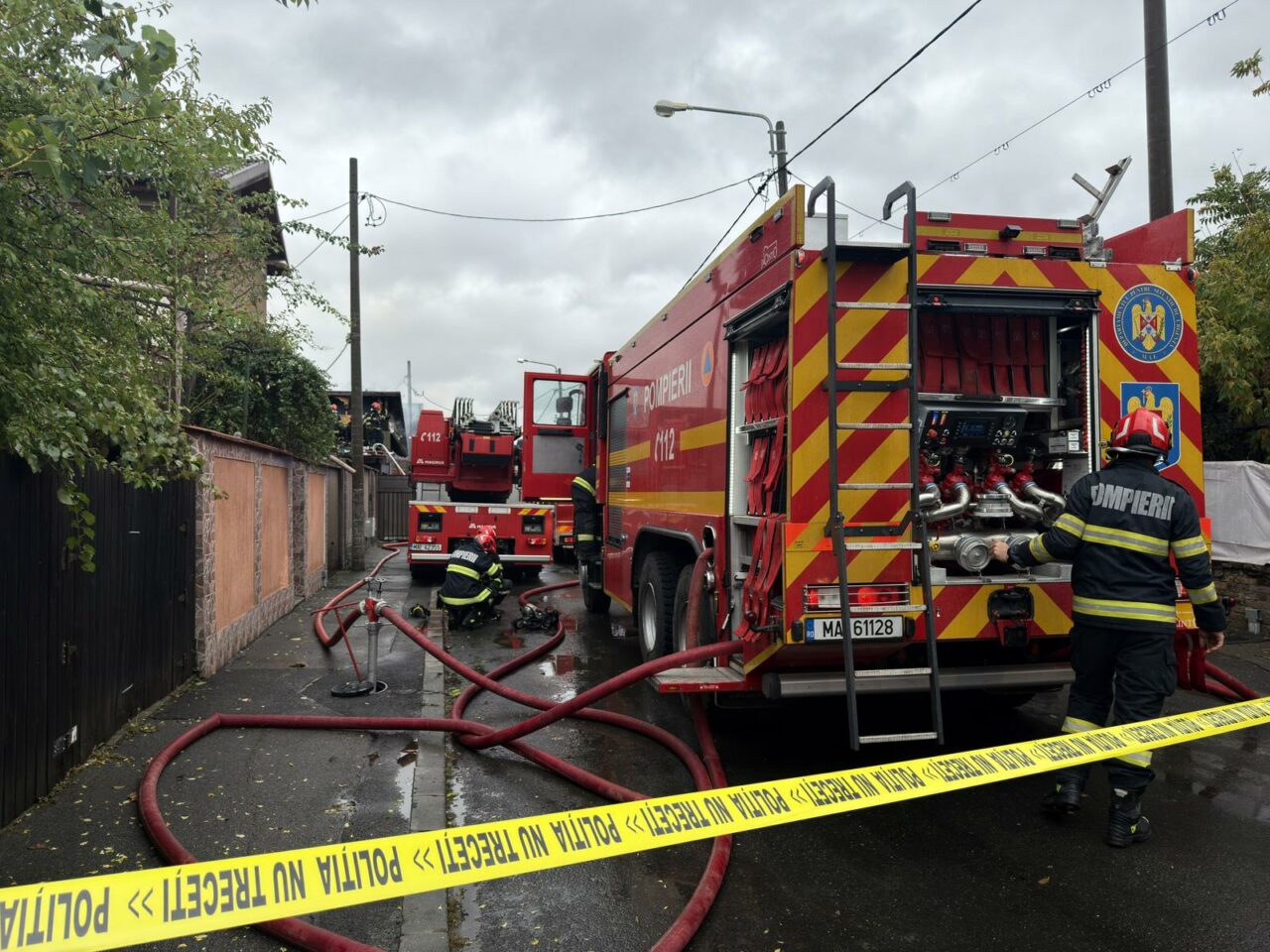 Incendiu în București. Ard patru case si o anexă. Un locatar a fost evacuat