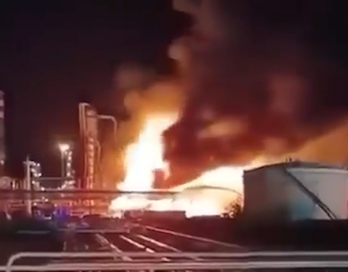 Incendiul la cea mai mare rafinărie de petrol din Ungaria, LOVITURĂ grea pentru guvernul lui Orban. Semnalul transmis de premier după dezastrul produs