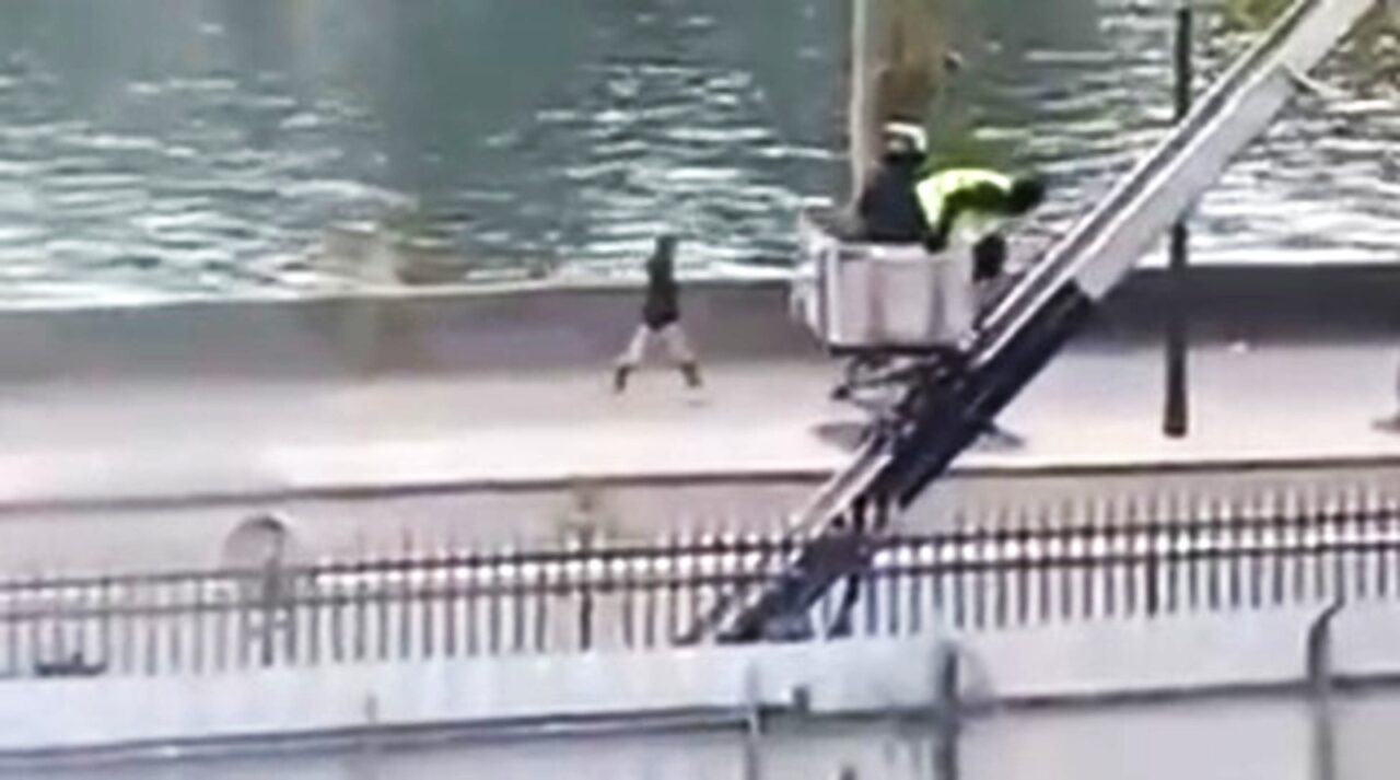 Noi imagini cu jaful de la Luvru. Hoții au fost filmați când coboară cu macaraua și se fac nevăzuți