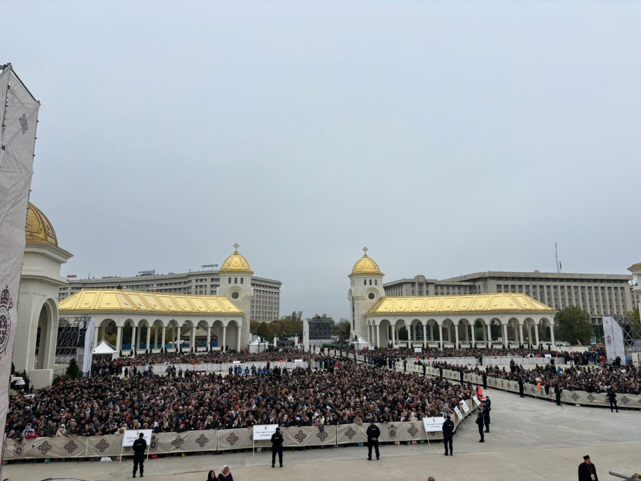 Cât este timpul de așteptare sâmbătă seară pentru accesul în Catedrala Mântuirii Neamului. Aproape 200.00 de pelerini au trecut prin Sfântul Altar