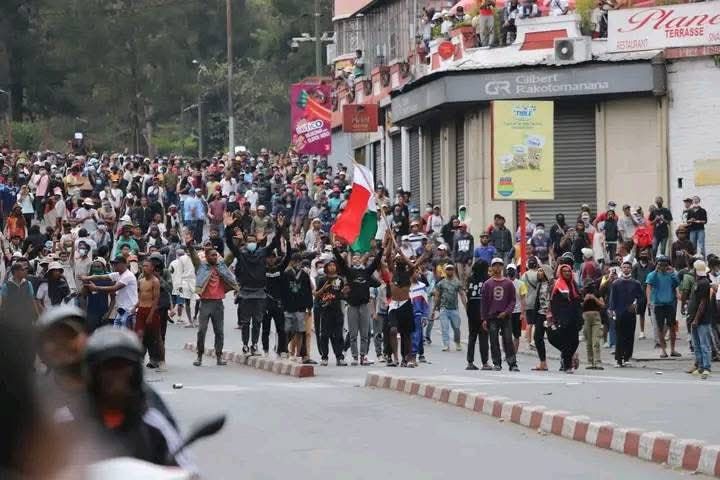 După Nepal, Generația Z dărâmă regimul politic din Madagascar! Armata anunță că se alătură protestatarilor