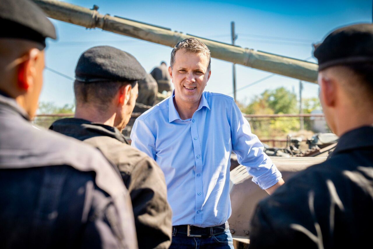 Tinerii între 18 și 35 de ani pot urma stagiu „militar voluntar în termen”. Anunțul lui Ionuț Moșteanu