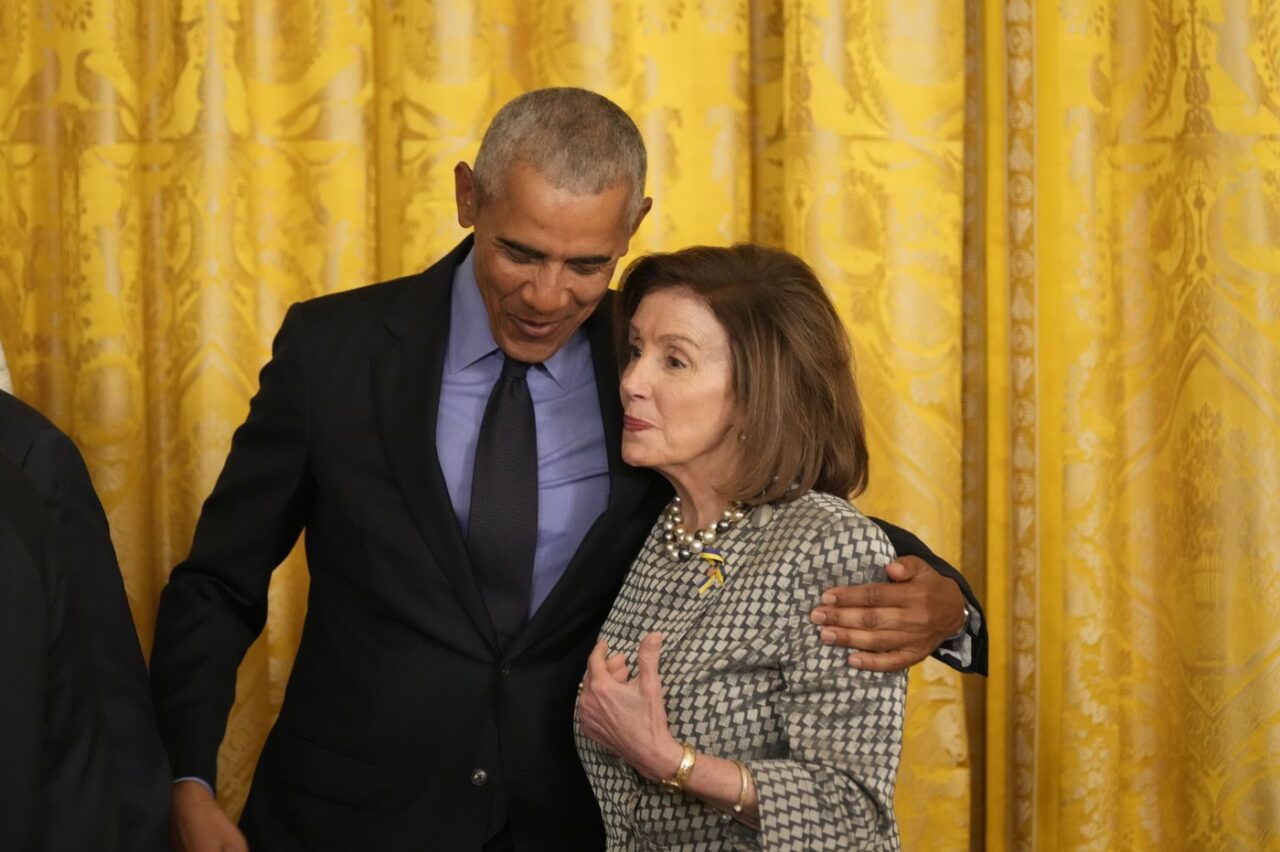 “Ce dracului ai făcut?” Obama a cedat NERVOS când a aflat că Nancy Pelosi o susține pe Kamala Harris după retragerea lui Biden