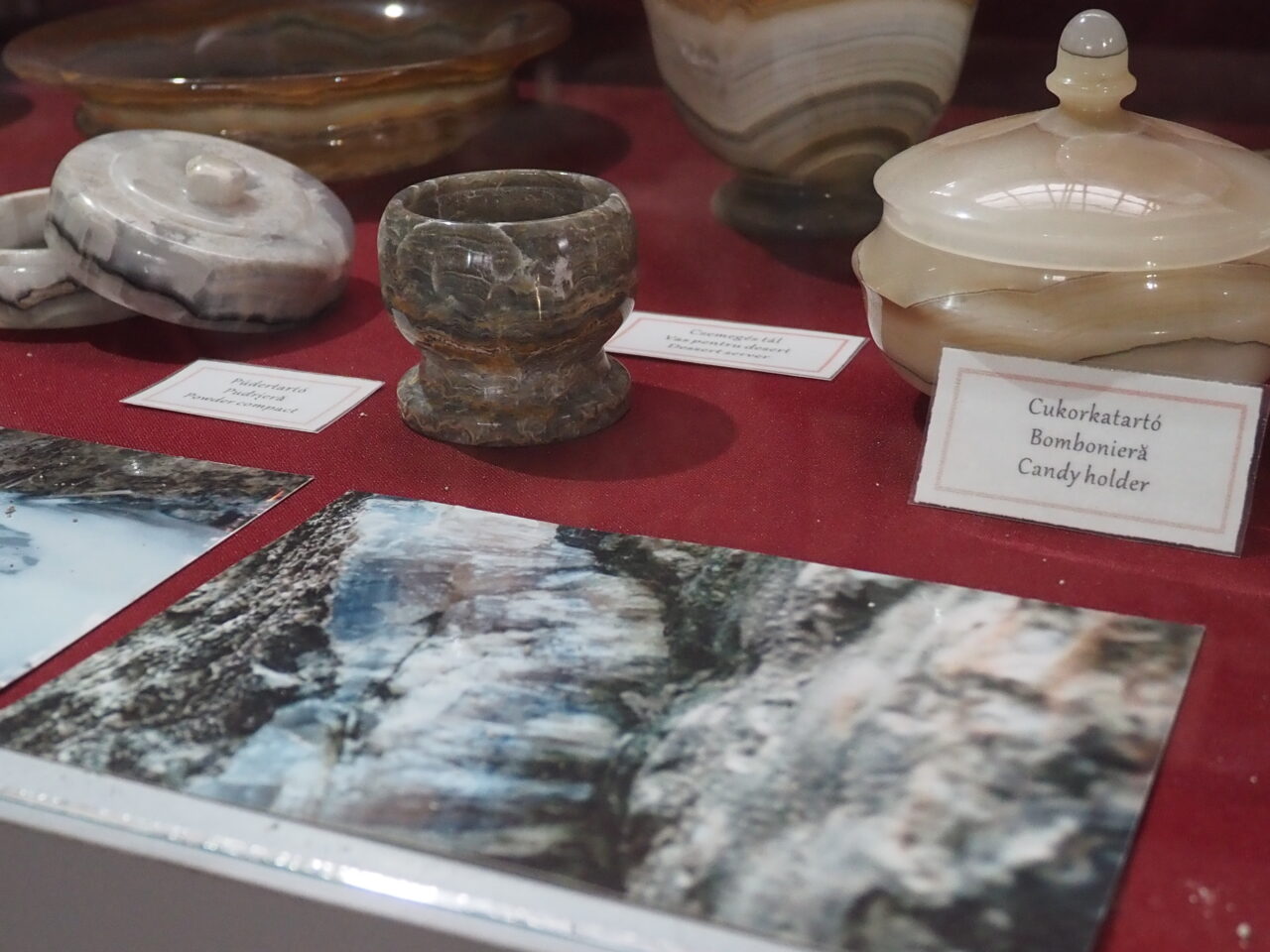 Aragonitul reprezintă un mineral format din carbonat de calciu, cristalizat la presiune mare