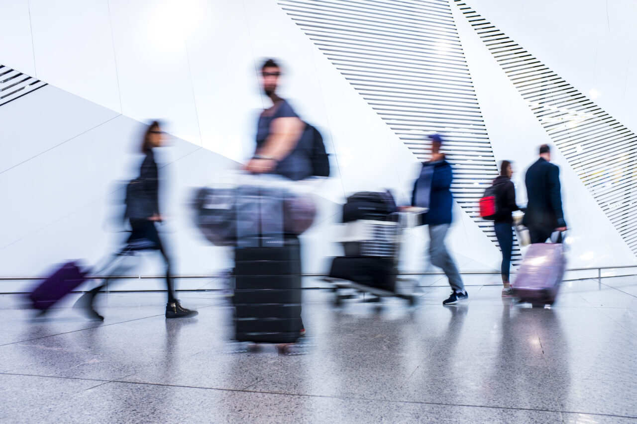 Un pasager a fost depistat în aeroport cu un craniu de om și alte rămășițe umane în bagaj. Șocant pentru ce le folosea