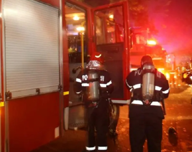 EXPLOZIE urmată de incendiu, la o garsonieră din Balș. Doi locatari au suferit arsuri, iar autoritățile din Olt au activat Planul Roșu de Intervenție