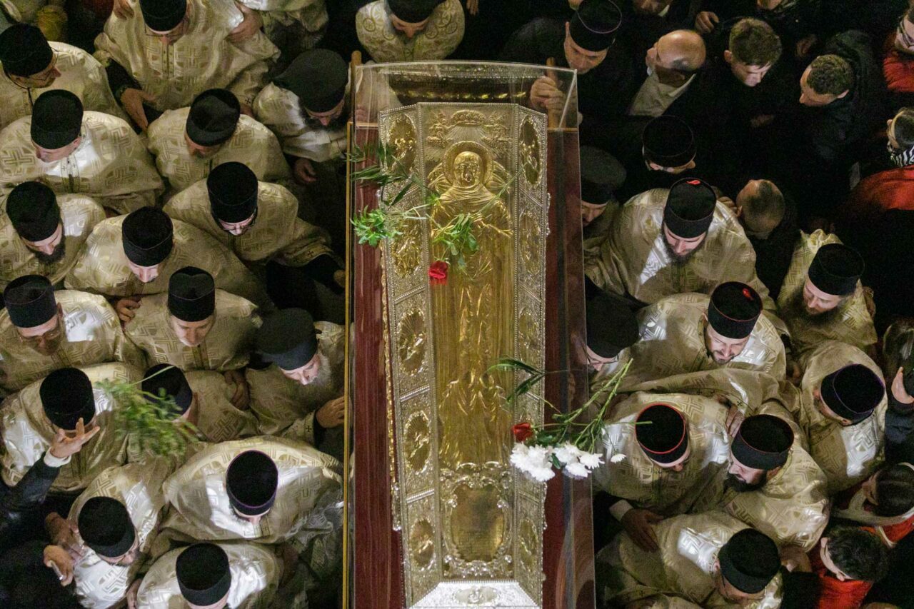 Pelerinajul anului a debutat la Iași. Racla cu moaștele Sfintei Parascheva a fost scoasă spre închinare, alături de moaștele Sfântului Grigorie Palama