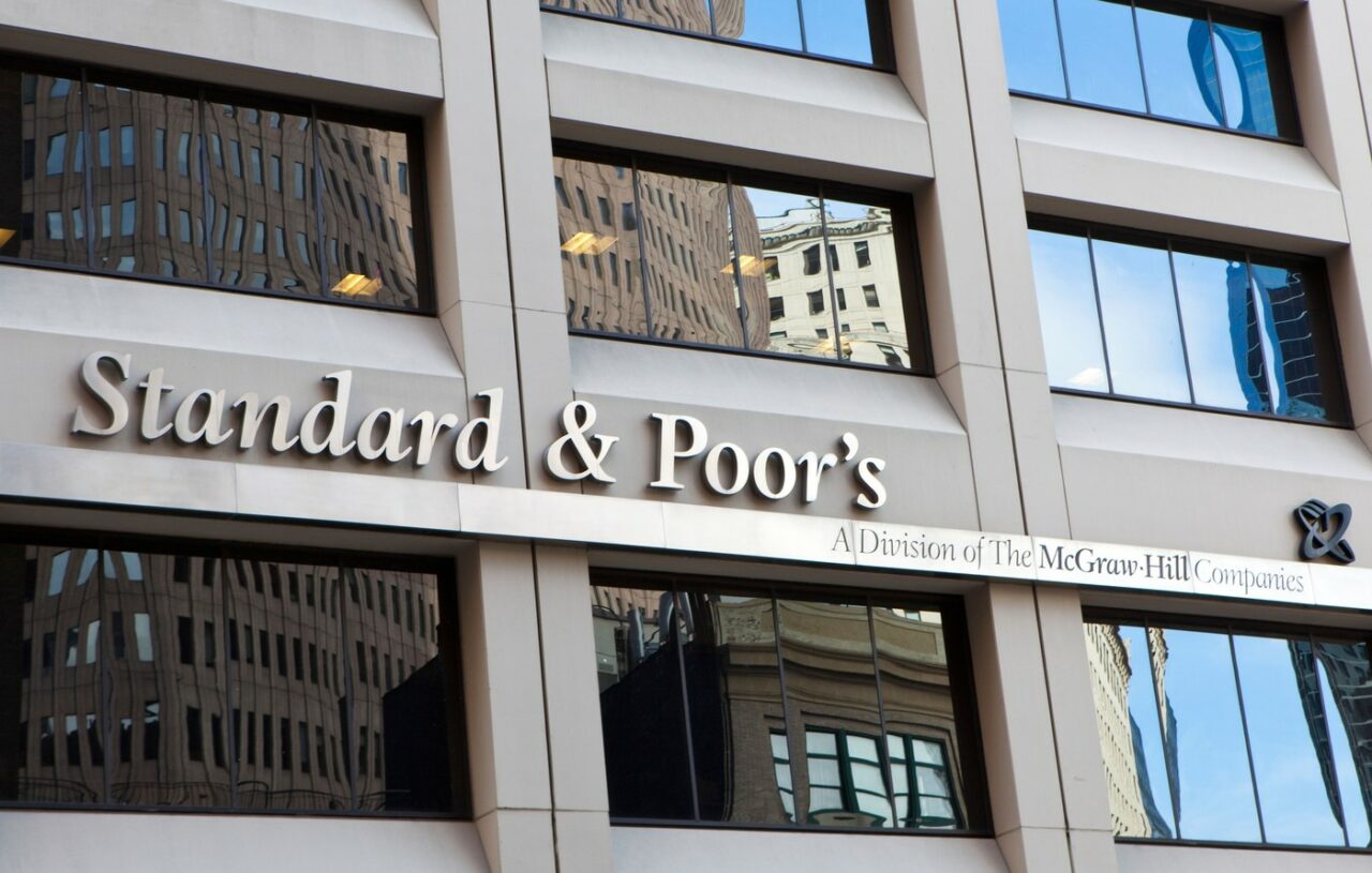 S&P indică pentru România calificativul BBB-/Negative/A-3, ultima treaptă din categoria recomandată investitorilor, dar fără căderea în categoria JUNK