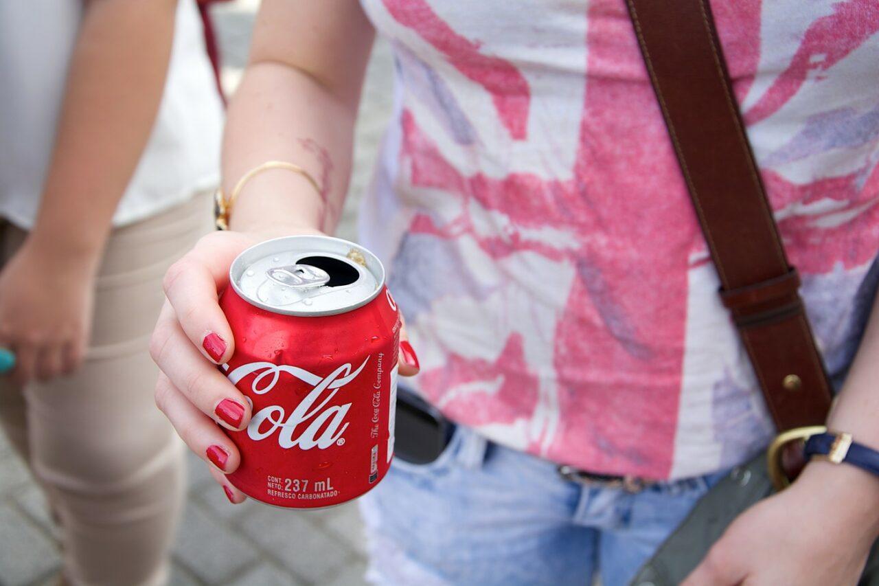 Cum cureți rapid o PATĂ de Cola de pe haine fără se mergi la curățătorie? Trucuri simple care chiar funcționează