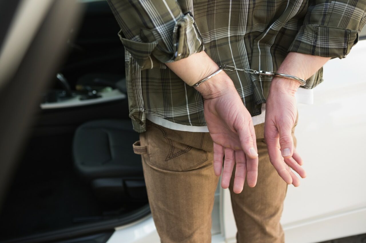 „ESCROCUL de pe Tinder” de România. Tânăr de 24 de ani, reținut, după ce păcălit un bărbat pe o aplicație de dating. Prejudiciul e de 100.000 de lei