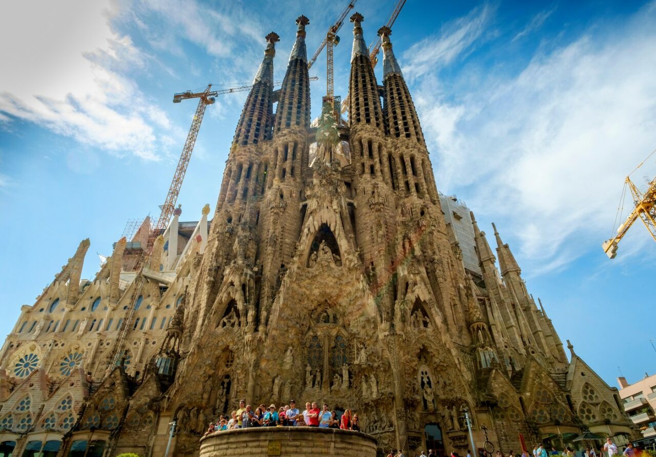 Record mondial la Barcelona. Sagrada Familia a devenit cea mai ÎNALTĂ biserică din lume după ridicarea turnului central