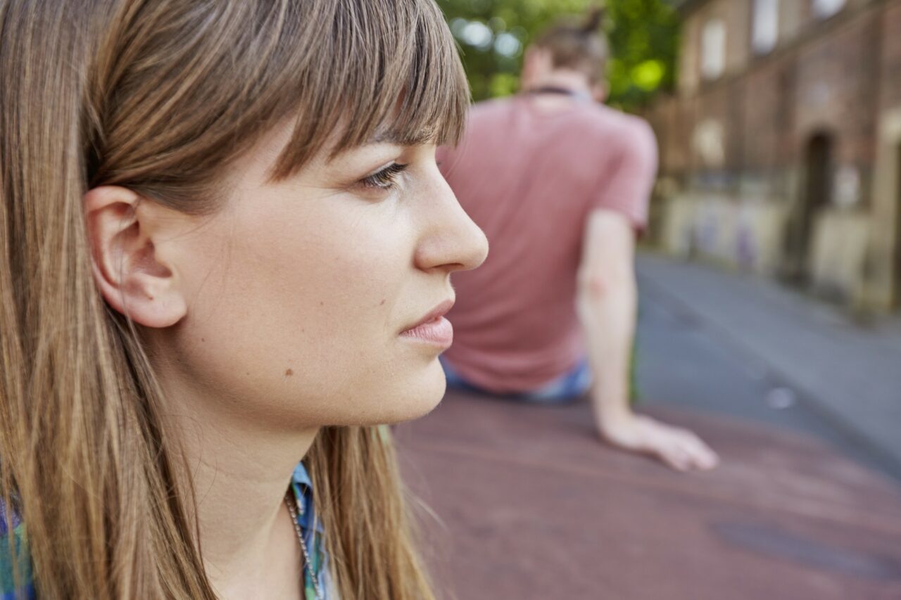 O britanică a fost condamnată după ce și-a păcălit iubitul că are CANCER ca să-și mărească sânii. Ce sumă fabuloasă a primit pentru „tratament”