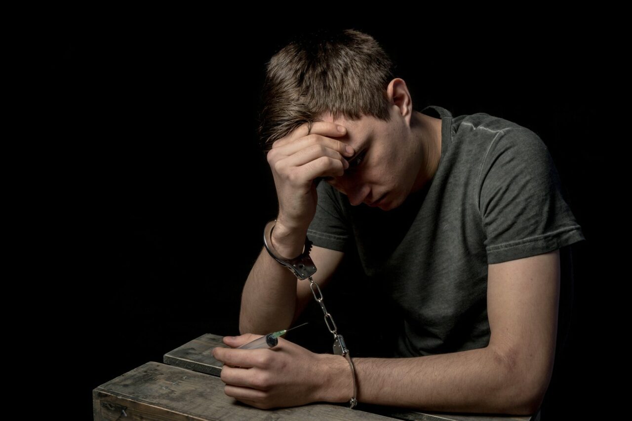 Un român de 19 ani a fost ARESTAT în Italia după ce a fost prins cu 43 de kilograme de droguri. Unde era ascunsă marfa