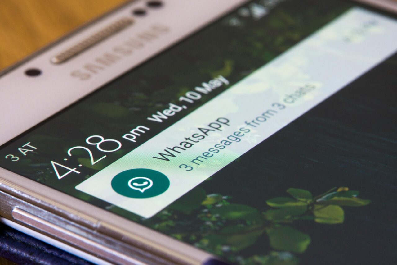 WhatsApp implementează o nouă regulă anti-SPAM. Ce se întâmplă cu mesajele trimise către persoane necunoscute