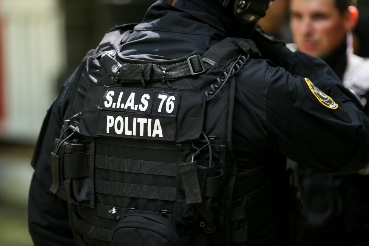 Percheziții la un tânăr din Botoșani, acuzat că a promovat simboluri NAZISTE și mesaje antisemite