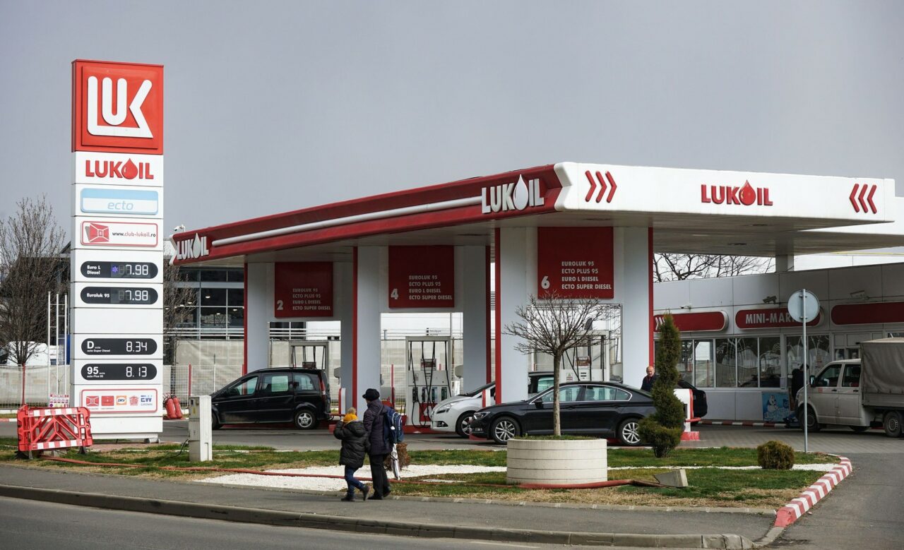 LUKOIL își vinde activele internaționale. Sancțiunile lui Trump ar putea forța compania rusă să plece din România. Carburanții riscă să se scumpească