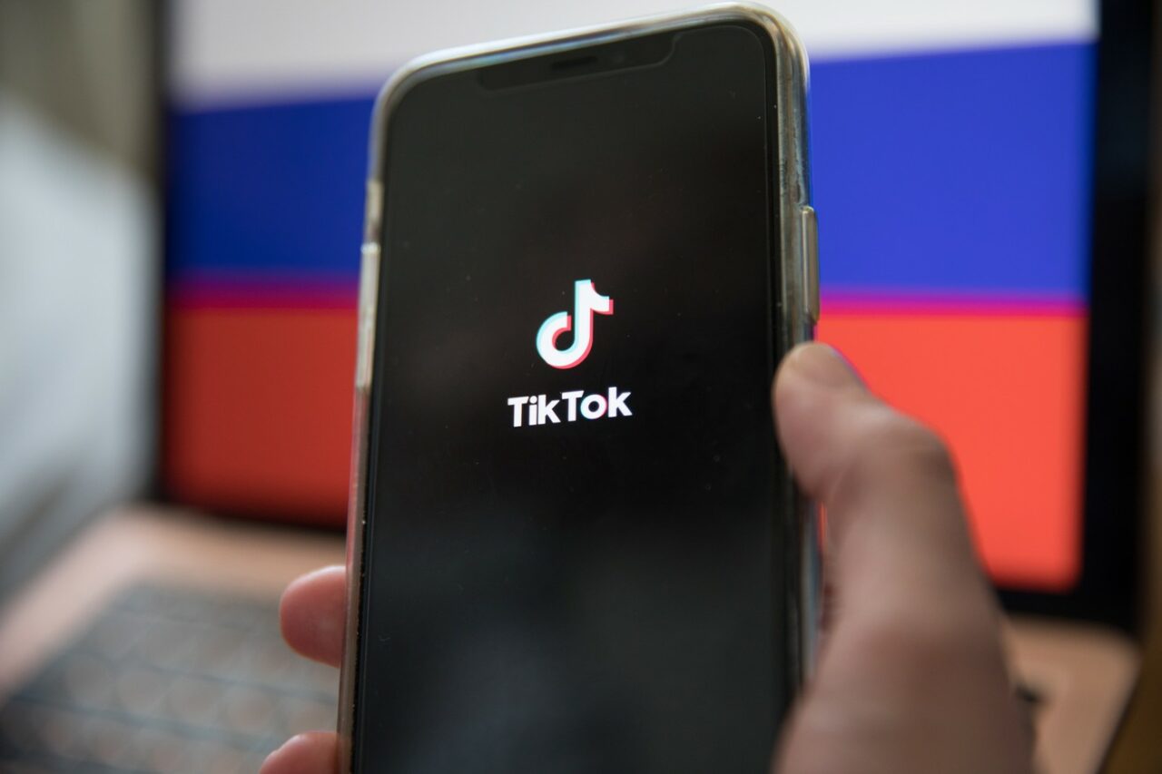 TikTok a eliminat zeci de conturi raportate pentru încercarea de a interfera cu alegerile din CEHIA