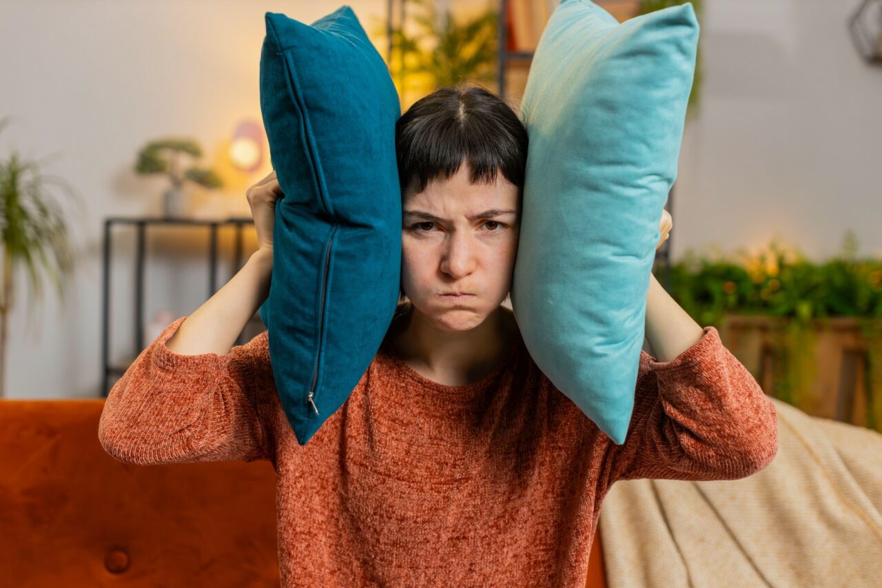 Ai vecini „gălăgioși” care stau la curte? Programul de liniște, OBLIGATORIU și pentru ei. Cei care nu respectă legea riscă amenzi colosale