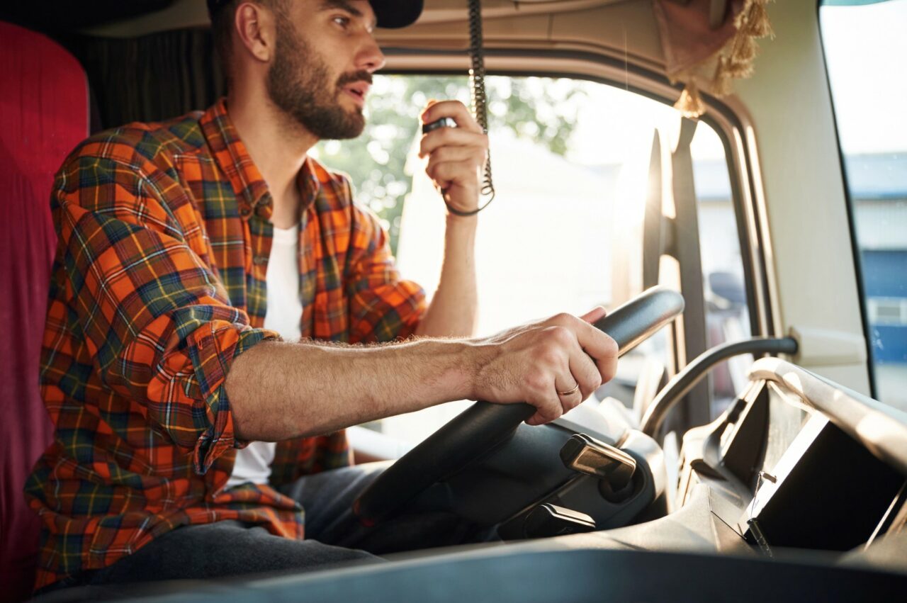 Satul din Europa care „fabrică” șoferi de TIR pe bandă. Străinii sunt dispuși să plătească mii de euro, însă realitatea îi lovește crunt în față