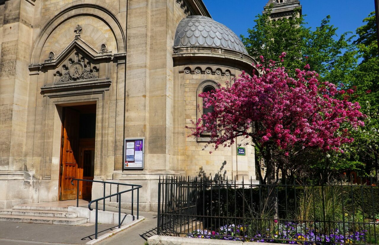 Românul care a incendiat o biserică din Paris scapă de închisoare, dar a fost INTERNAT cu forța