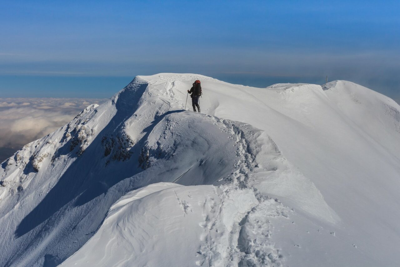 Iarnă în toată regula în Bucegi și Făgăraș. Locul în care ZĂPADA atinge deja jumătate de metru. Meteorologii avertizează asupra riscului de avalanșe
