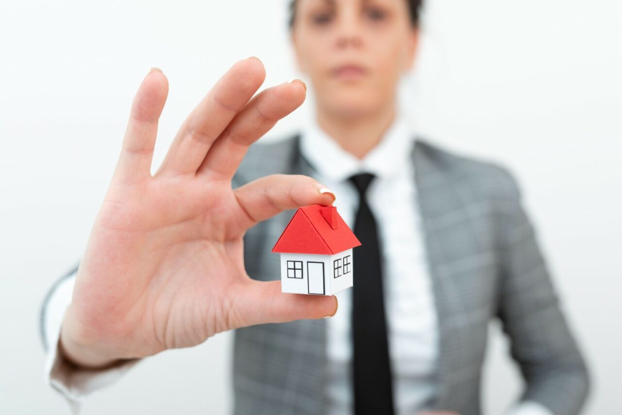 O garsonieră de doar 10 mp, scoasă la vânzare pentru o sumă astronomică. Costă cât 3 APARTAMENTE în București: „Intri pe ușă și sari direct în pat”