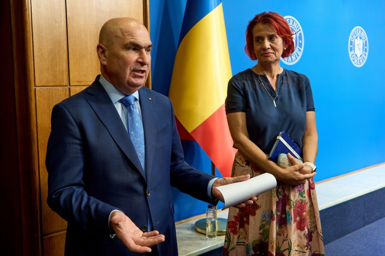 Nici Ioanei Ene Dogioiu nu-i vine să creadă că Bolojan mai e premier. A pufnit-o râsul în conferința de presă, în timp ce Bolojan tăcea îmbufnat: „Iată că au trecut 100 de zile, cine ar fi zis!”