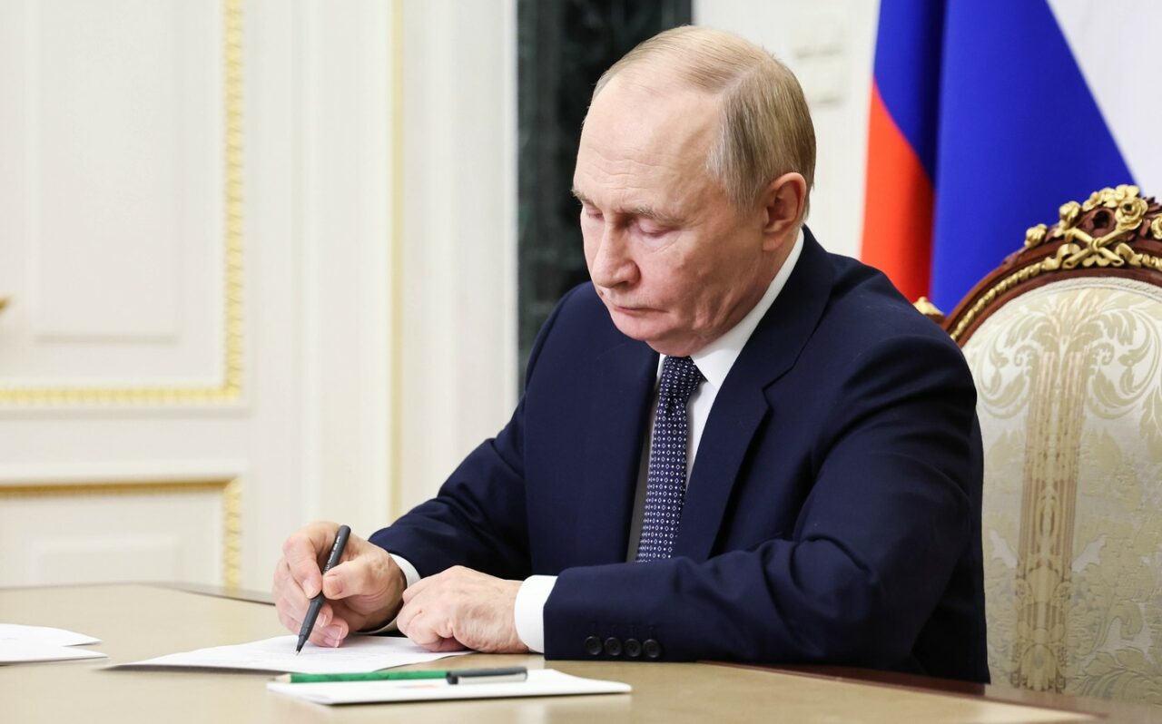 Putin semnează un decret care îi protejează investițiile cu China, cu două zile înainte de întâlnirea Trump-Xi Jinping