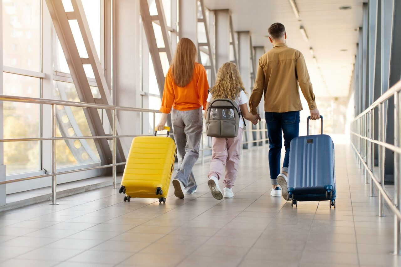 Criza demografică se adâncește în România. Tot mai mulți români aleg să plece DEFINITIV din țară. Numărul celor care s-au întors a scăzut brusc