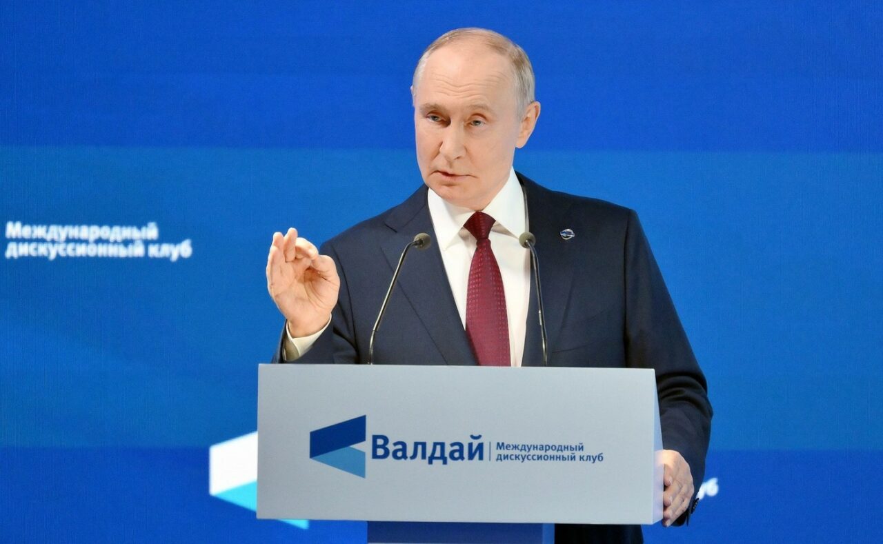 Vladimir Putin spune că relațiile Rusiei cu SUA ar fi DISTRUSE dacă Washingtonul va trimite rachete Tomahawk Ucrainei