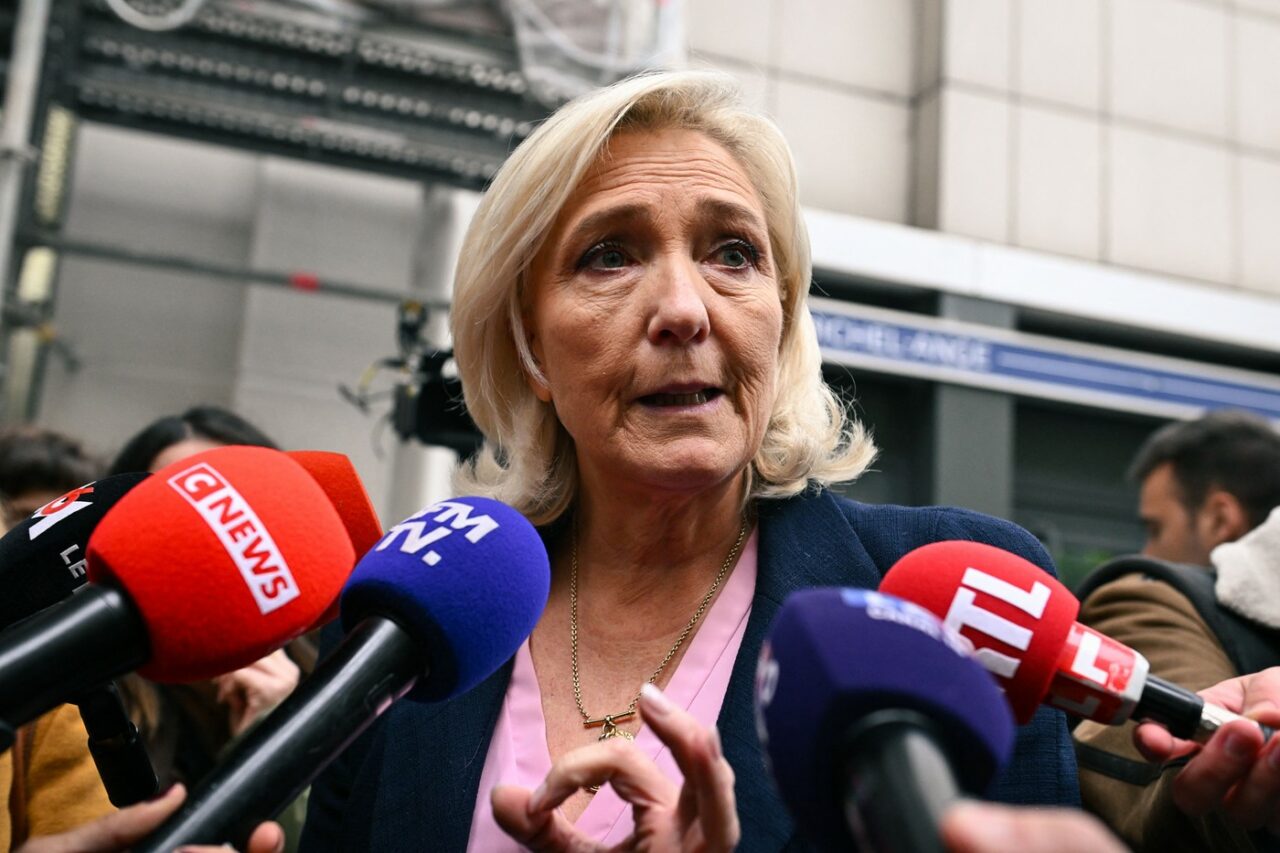 A 8-a zi de CRIZĂ în Franța/ Marine Le Pen avertizează că va depune o moțiune de cenzură împotriva GUVERNULUI LECORNU