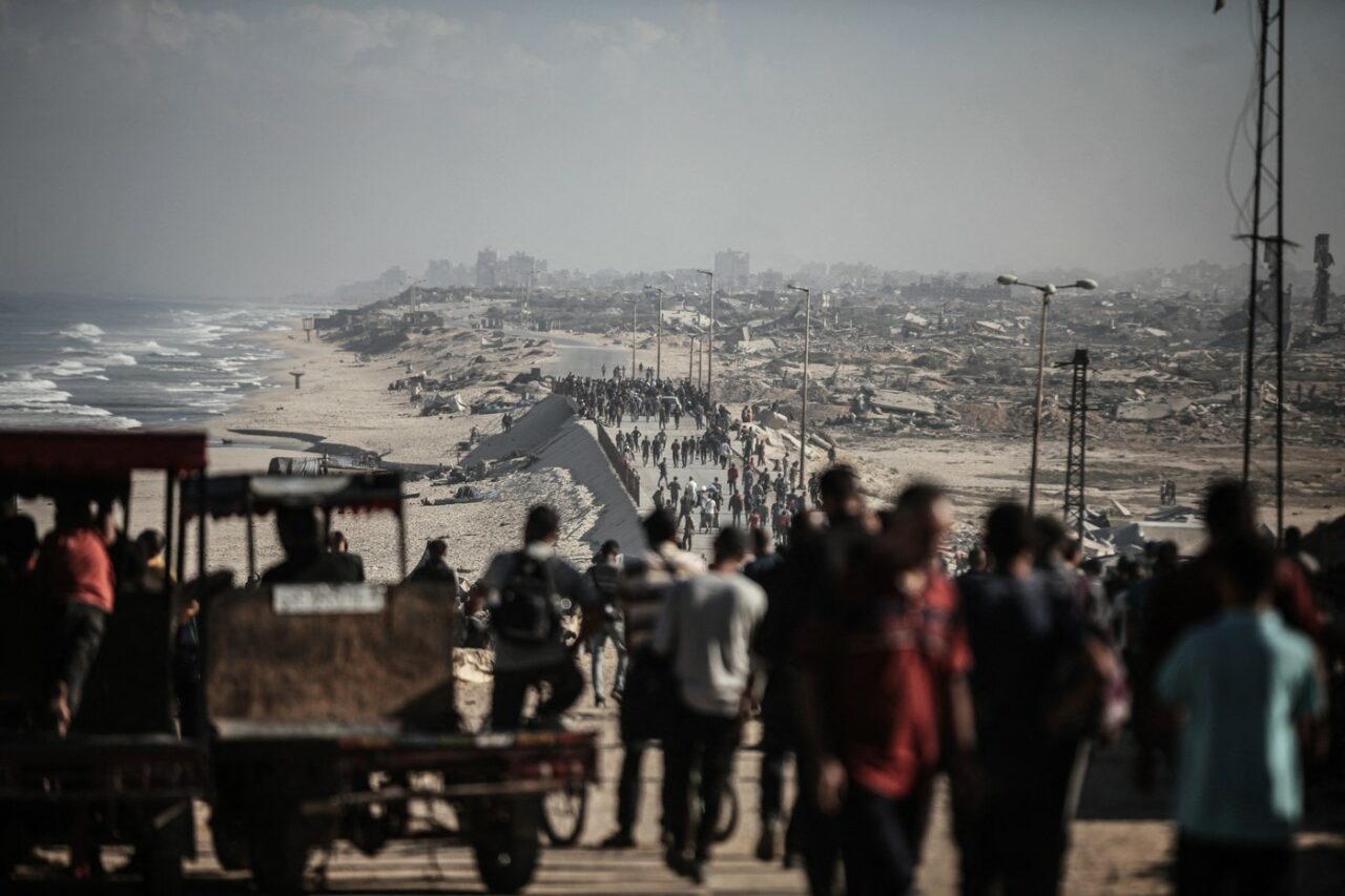 Cetățenii palestinieni au început să REVINĂ în Gaza după încetarea focului