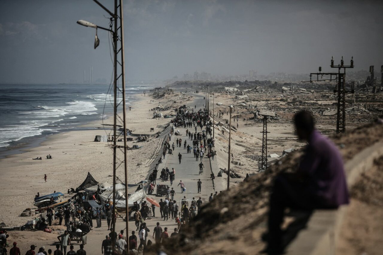 Marea ÎNTOARCERE a palestinienilor în Gaza, în imagini. 200.000 de oameni au revenit la casele lor, doar pentru a le găsi distruse