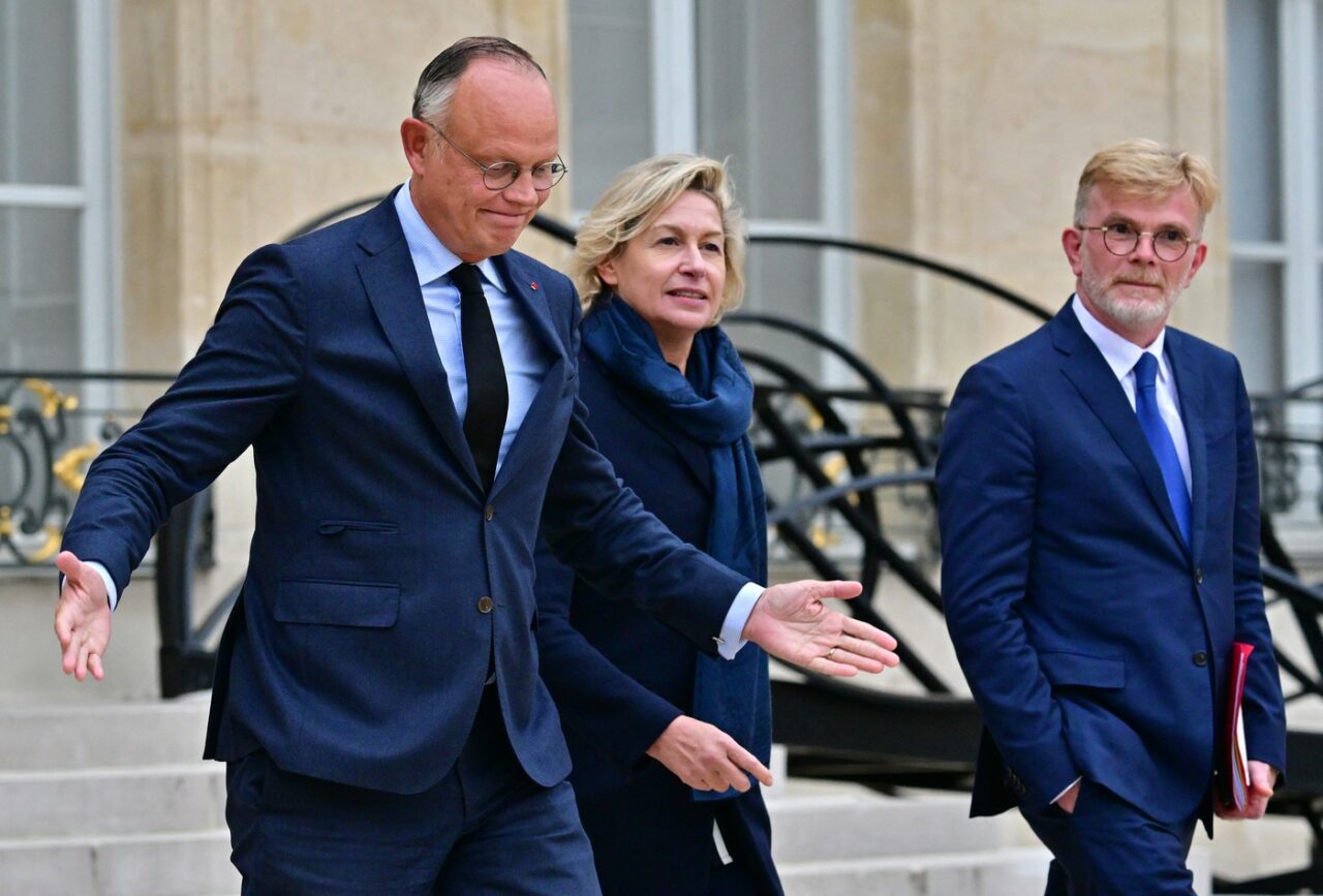 A 12-a zi de CRIZĂ în Franța. Un fost premier dezaprobă suspendarea reformei pensiilor. Philippe susține DEMITEREA lui Emmanuel Macron