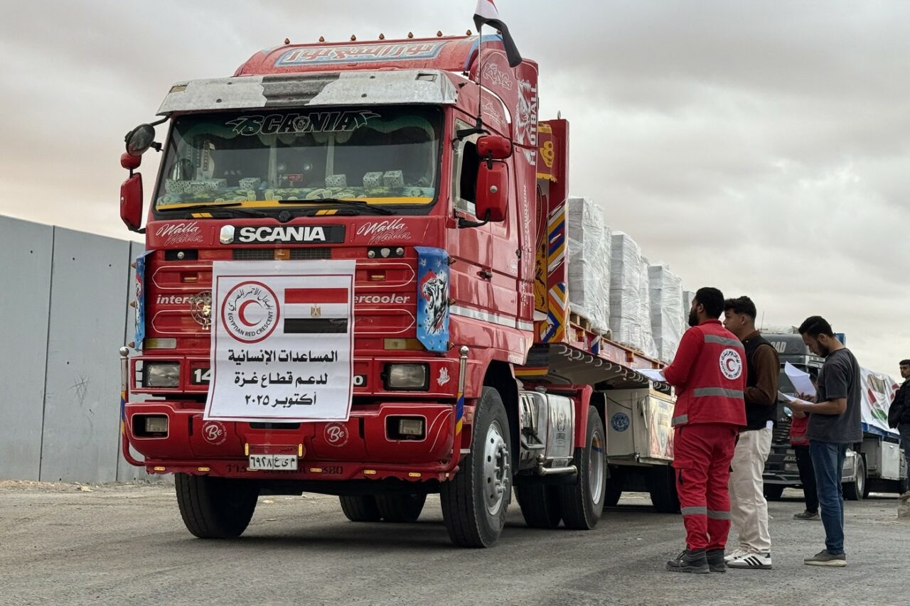 Primele transporturi de ajutoare, la intrarea în GAZA. Grupurile umanitare se pregătesc să trimită 600 de CAMIOANE pe zi