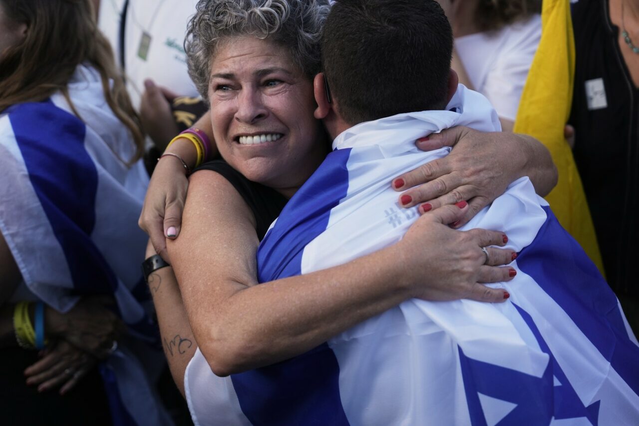 Imagini ISTORICE cu momentul eliberării primilor 7 ostatici israelieni din Gaza
