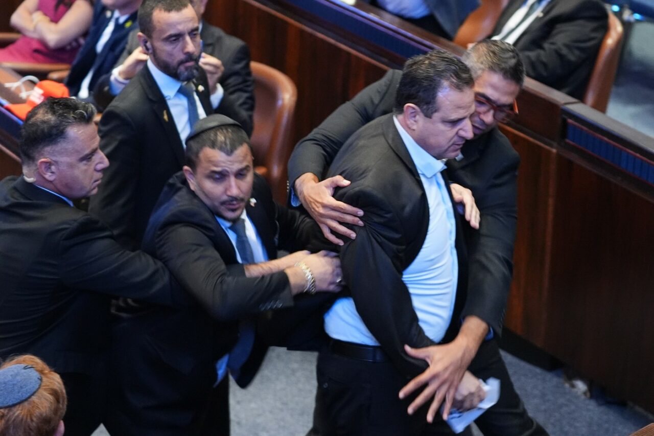SCANDAL în timpul discursului lui Trump în Knesset. Un bărbat a fost evacuat din sală
