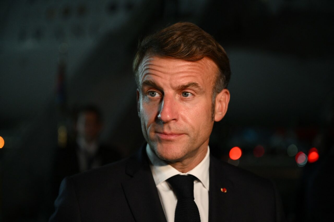 Le Monde anticipează un DEZASTRU pentru Emmanuel Macron: Președintele Franței se agață de putere