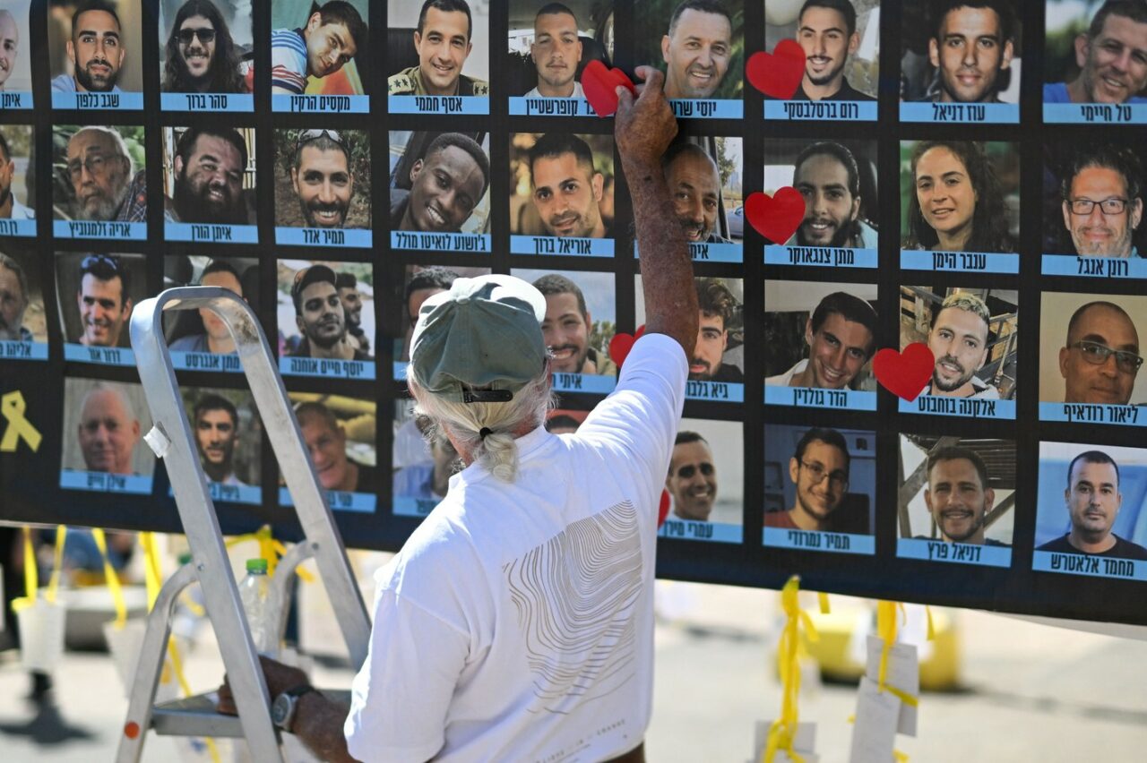 HAMAS returnează alte patru cadavre ale unor ostatici israelieni. Trump: „Faza a doua începe acum”