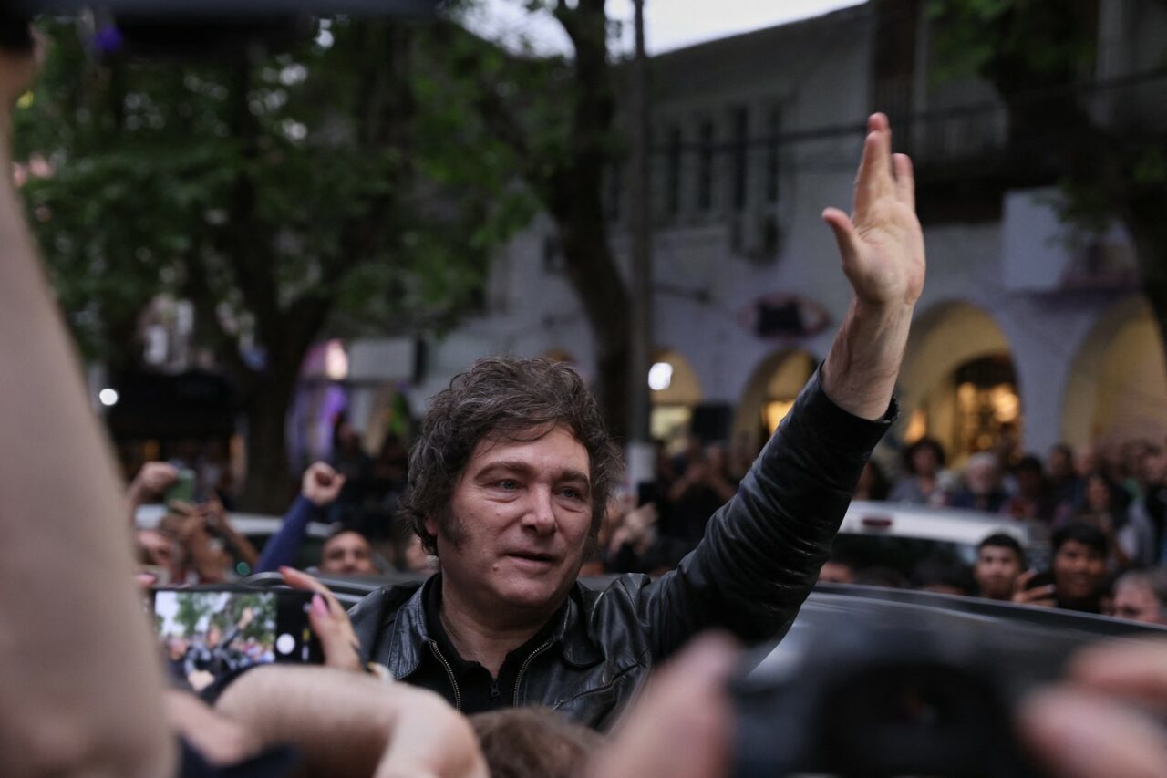 Milei face campanie cocoțat pe mașini. Alegerile sunt peste 8 zile