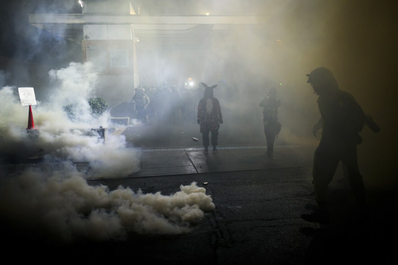 Polițiștii și protestatarii Antifa se bat la Portland. Orașul devine butoiul cu pulbere al SUA