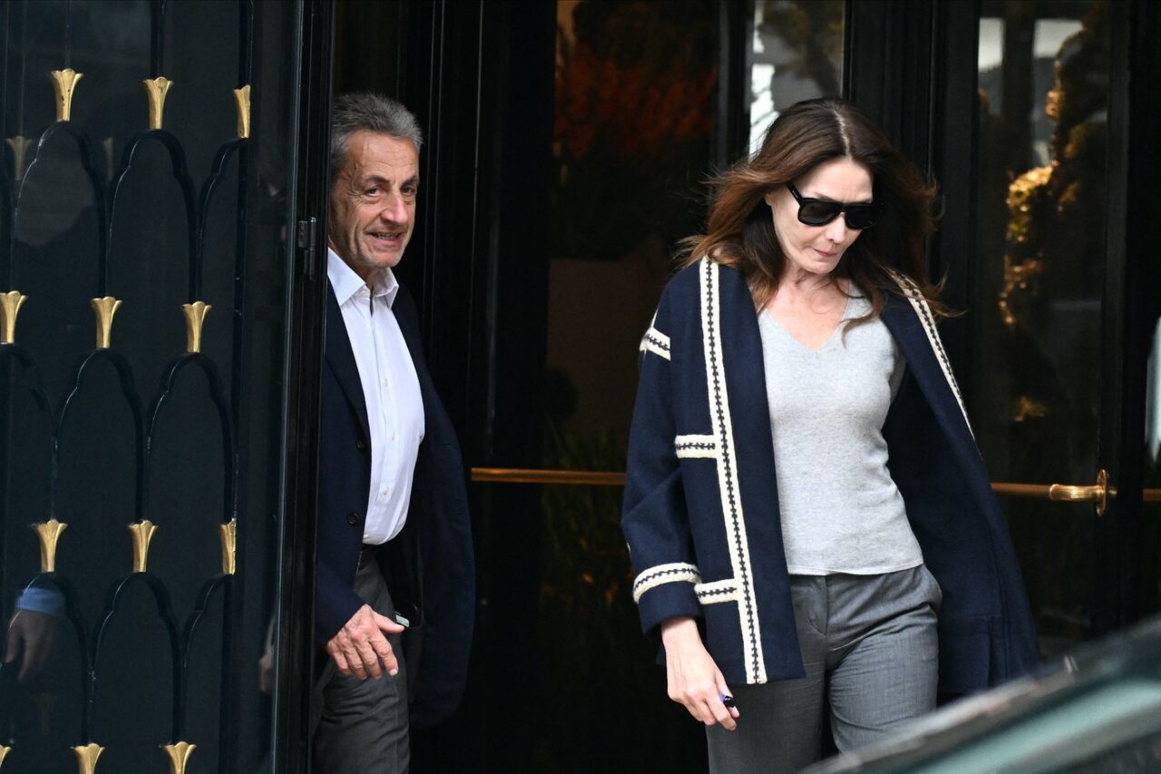Nicolas Sarkozy urmează să se prezinte la închisoarea Santé din Paris azi. Familia sa îndeamnă la un miting de SUSȚINERE