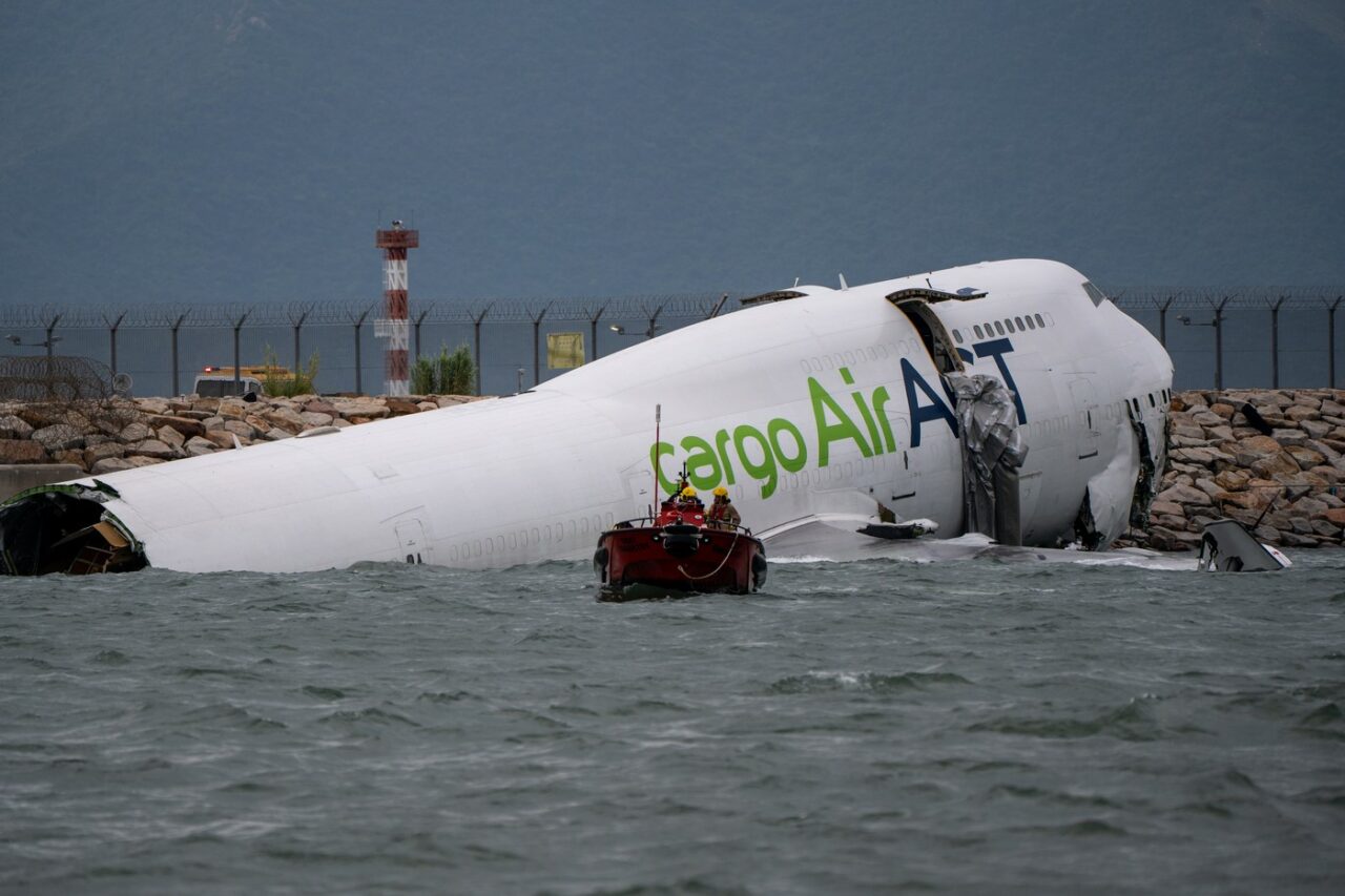 Două persoane aflate la sol au MURIT pe Aeroportul Internațional din Hong Kong, după ce un avion cargo a derapat de pe pistă la aterizare