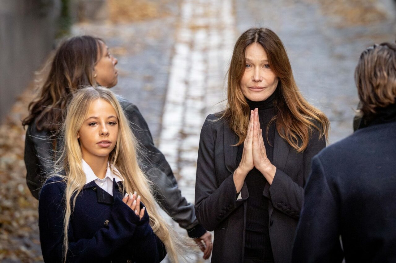 Carla Bruni a fost filmată în pragul lacrimilor, după plecarea lui Nicolas Sarkozy spre închisoare. Povestea RELAȚIEI dintre artistă și președinte